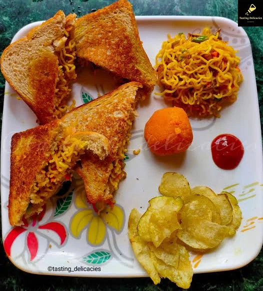 Maggi Stuffed Sandwich (4 Pieces)